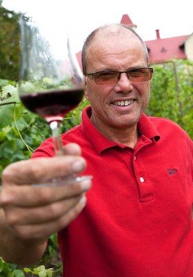 – Skål, säger Staffan Ottosson som har stora förhoppningar på sin vingård.