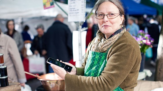 Carina Dalunde står ofta på Bondens marknad i Stockholm, där kortläsaren kommer väl till pass.
