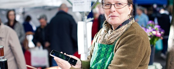 Carina Dalunde står ofta på Bondens marknad i Stockholm, där kortläsaren kommer väl till pass.